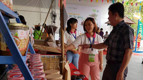 Mở cửa phiên chợ tết bán hàng đặc sản các vùng miền