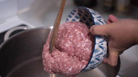 Những món thuộc "danh sách đen" dù giảm giá cũng đừng mua ăn Tết vì có thể khiến cả gia đình rước bệnh