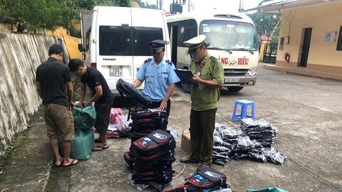 Thu giữ ba lô học sinh giả mạo số lượng lớn