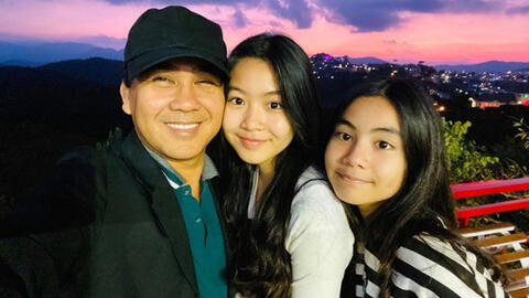 Được bà con cô bác xin chụp ảnh cùng, phản ứng của 2 con gái Quyền Linh khiến bố mẹ "nở mũi": Gia đình khéo dạy dỗ quá!