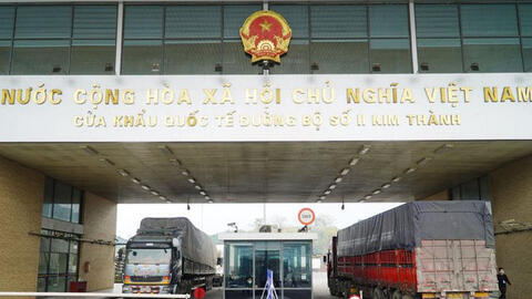 Trung Quốc lại tạm dừng thông quan tại cửa khẩu với Lào Cai