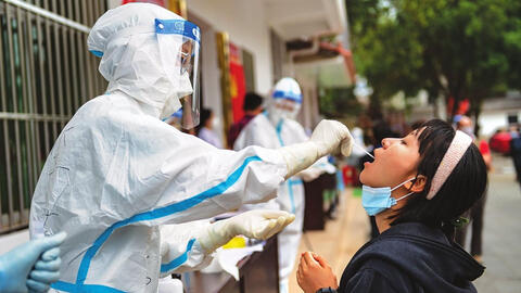 Một em bé ở Trung Quốc bị xét nghiệm tới 70 lần vì chiến lược 'zero COVID-19'