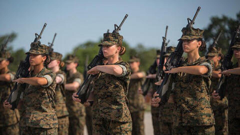 Lầu Năm Góc ra quy định mới cho phép nữ quân nhân được đánh son, sơn móng tay