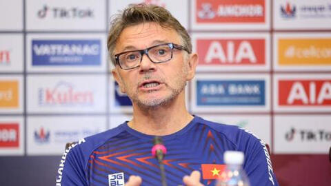 HLV Troussier gây chú ý với truyền thông Indonesia vì “phớt lờ đề nghị của cư dân mạng”