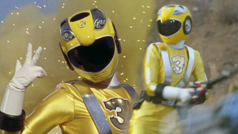 Tháo mũ bảo hiểm, nữ diễn viên vào vai siêu nhân vàng khiến fan nam ôm mặt, muốn sửa chữa lỗi lầm tuổi thơ 