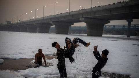 Ảnh người dân Ấn Độ ‘tẩy trần’ trên một trong những dòng sông ô nhiễm nhất thế giới
