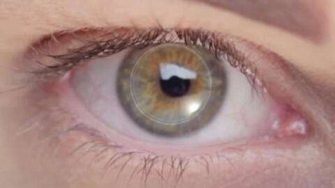 Cụ ông 78 tuổi bị mù suốt 10 năm đã hồi phục thị giác nhờ cấy ghép giác mạc nhân tạo