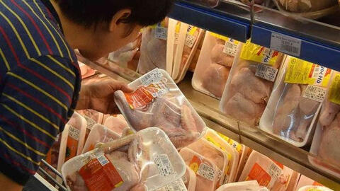 Thị trường thực phẩm ngày 24/3: Giá thịt gà giảm mạnh