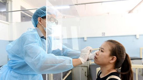 COVID-19 trưa 14/6: Thêm 100 người nhiễm bệnh tại 4 tỉnh, thành