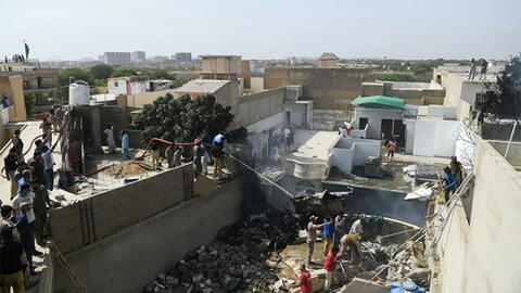 Rơi máy bay Pakistan chở gần 100 người