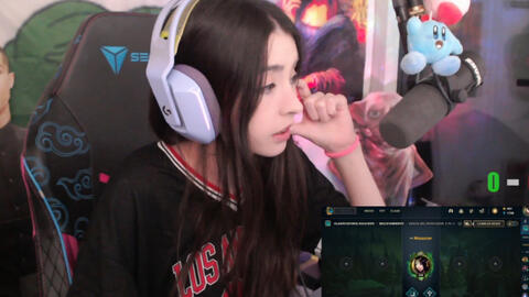 Bị chính đồng đội giở trò, nữ streamer LMHT có hành động bất ngờ ngay trên sóng livestream