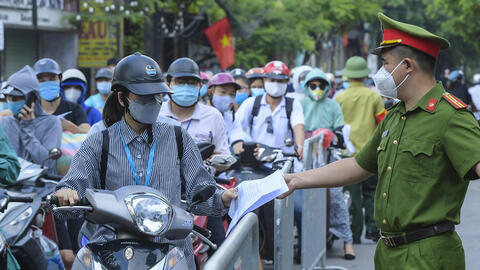 Thủ tướng yêu cầu Hà Nội điều chỉnh bất cập trong việc cấp giấy đi đường