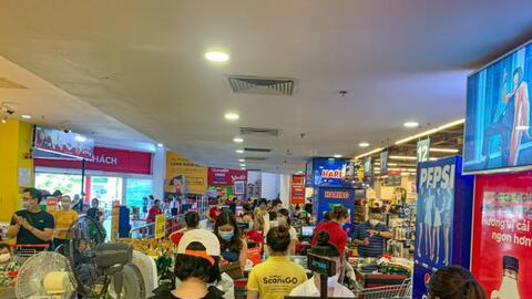 Người dân Hà Nội đổ xô đi mua lương thực trong ngày đầu tiên thực hiện giãn cách xã hội