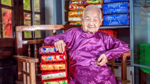 Người may gối dựa cho vua Bảo Đại qua đời