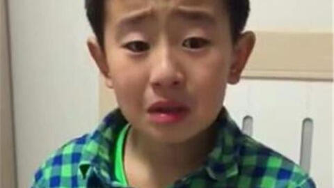 Cậu bé khổ sở vì cái tên "độc nhất vô nhị" bố mẹ đặt cho, giáo viên nói: Lần nào gọi em này lên bảng cũng phải nhịn cười!