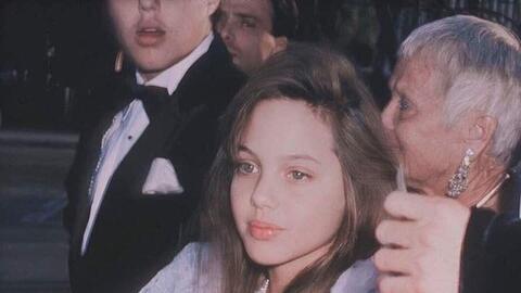 Nhan sắc 'ngọc nữ' Holloywood từ năm 11 tuổi của Angelina Jolie