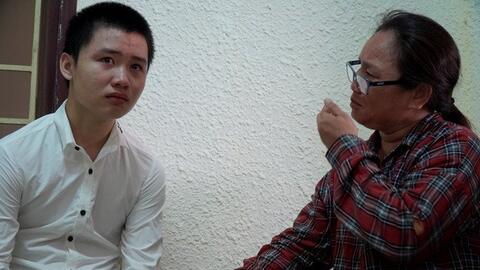 Thiếu niên đâm chết người khóc nghẹn khi gặp mẹ