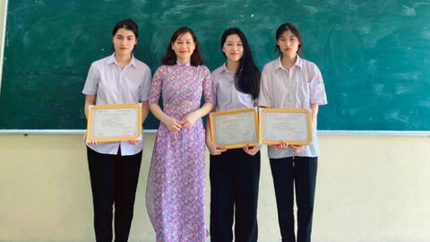 Thầy Hiệu trưởng nói gì về nữ sinh duy nhất được điểm 10 môn Văn tốt nghiệp THPT 2023?