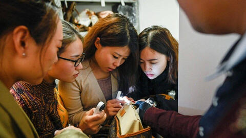 Vì sao dân Trung Quốc chi bộn tiền cho khoá học phân biệt hàng hiệu?