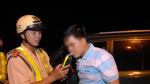 Tài xế ôtô vi phạm nồng độ cồn đối diện với mức phạt tiền từ 30 đến 40 triệu đồng