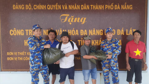Vùng 4 Hải quân kịp thời hỗ trợ lương thực, nước ngọt cho ngư dân