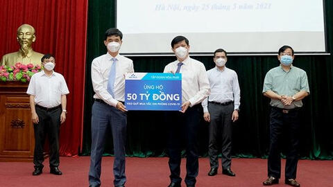 Thêm 125 tỷ đồng, 1 triệu USD và 1 triệu liều vaccine cho Quỹ mua vaccine phòng COVID-19