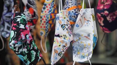 Dịch vụ tự may khẩu trang vải nở rộ ở Hồng Kông