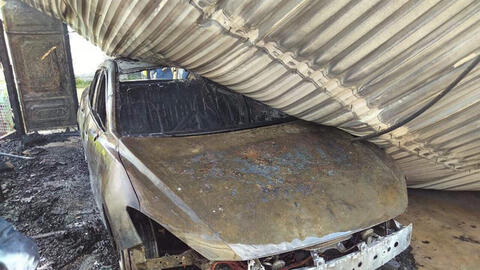 Đang đậu trong gara sát nhà, xe ô tô bất ngờ cháy dữ dội