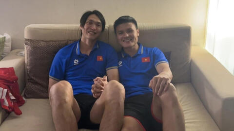 Tuấn Anh lần đầu chụp ảnh selfie: Nắm tay cực tình với Quang Hải, dìm Văn Toàn không thương tiếc