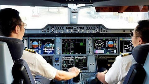 Dịch Covid-19 hàng không gần như “đóng cửa bầu trời", lương phi công và tiếp viên giảm mạnh