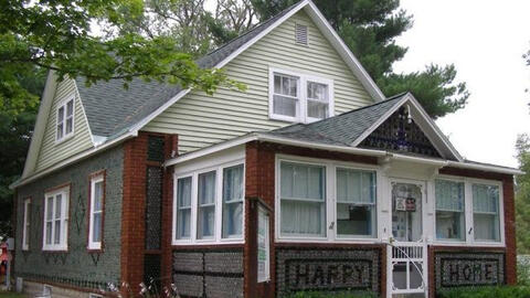 Những ngôi nhà bằng vỏ chai ''ấn tượng'' nhất thế giới