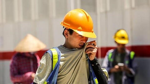 Nắng nóng, oi bức bao trùm Bắc Bộ và Trung Bộ, có nơi trên 40 độ C