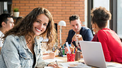 Cho thuê chỗ ngồi làm việc: Lợi ích và thách thức của nơi làm việc chung