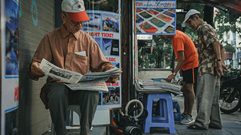 Hoài niệm xưa cũ trên những sạp báo giấy