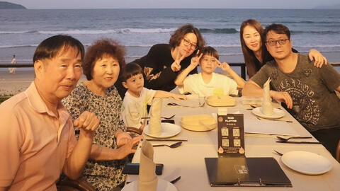 Đại gia đình Heechul (Super Junior) tới Đà Nẵng du lịch, diện mạo 2 thiên thần nhỏ gây chú ý