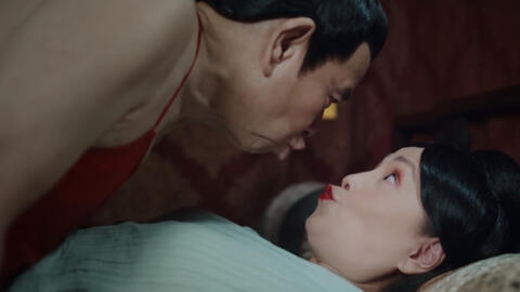 Xuất hiện cảnh nóng "thảm họa" của cặp đôi 60 tuổi, nam chính đóng 19 "phim rác" liên tiếp khiến khán giả sốc