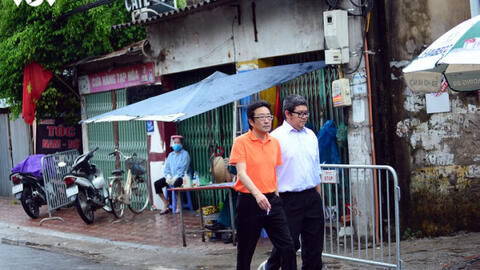 Dịch Covid-19 phức tạp, nhiều người Hà Nội “vô tư” tụ tập không khẩu trang