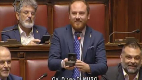 Nghị sĩ Italy cầu hôn bạn gái ngay trong phiên họp quốc hội