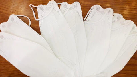 Tạm ngừng kinh doanh tạm nhập, tái xuất khẩu trang y tế từ 15/3