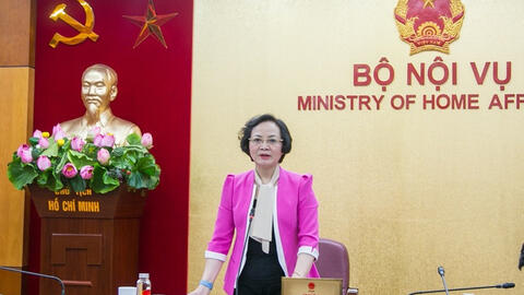 Bộ Nội vụ: Không được mặc quần bò khi làm việc tại công sở, phải mặc váy dài quá đầu gối