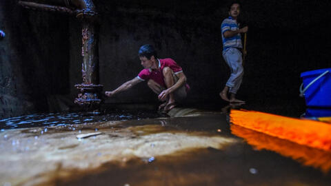 Hà Nội tuyên bố nước đã sạch, người dân thi nhau thau rửa bể