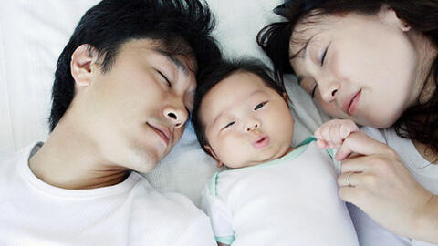 Thói quen khi đi ngủ "tố giác" tình cảm vợ chồng "xuống dốc"