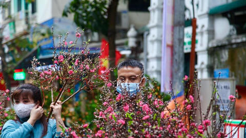 COVID-19 bùng phát kéo sức mua Tết Tân Sửu giảm thấp