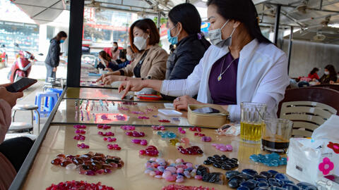 Yên Bái: Phiên chợ đá quý bày bán như rau các sản phẩm có giá trị từ vài triệu đến hơn trăm triệu