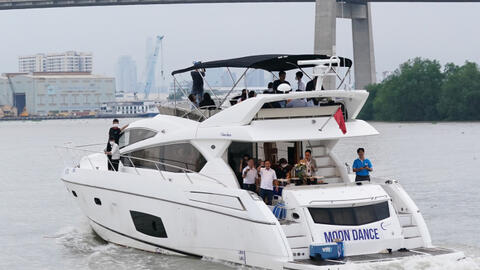 Chi 5-10 triệu đồng để đi du thuyền trong 3 tiếng đồng hồ trên sông Sài Gòn