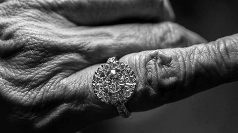 Khi tro cốt thành kim cương