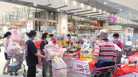 Nhiều siêu thị tăng khuyến mãi và giờ mở cửa phục vụ