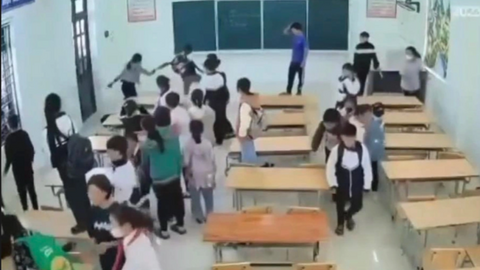 Vụ nữ giáo viên bị nhóm học sinh quây vào tường xúc phạm: Trách nhiệm thuộc về ai?