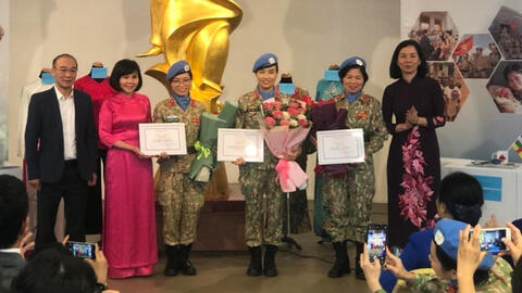 Bảo tàng Phụ nữ Việt Nam tiếp nhận hiện vật do các nữ quân nhân 'mũ nồi xanh' trao tặng