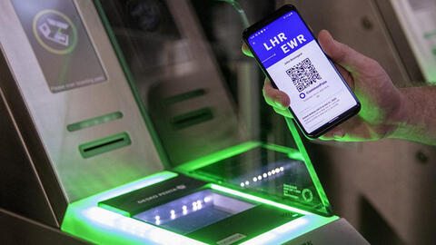 "Hộ chiếu vắc xin" được hiện thực hóa ở châu Âu bất chấp đại dịch diễn biến phức tạp